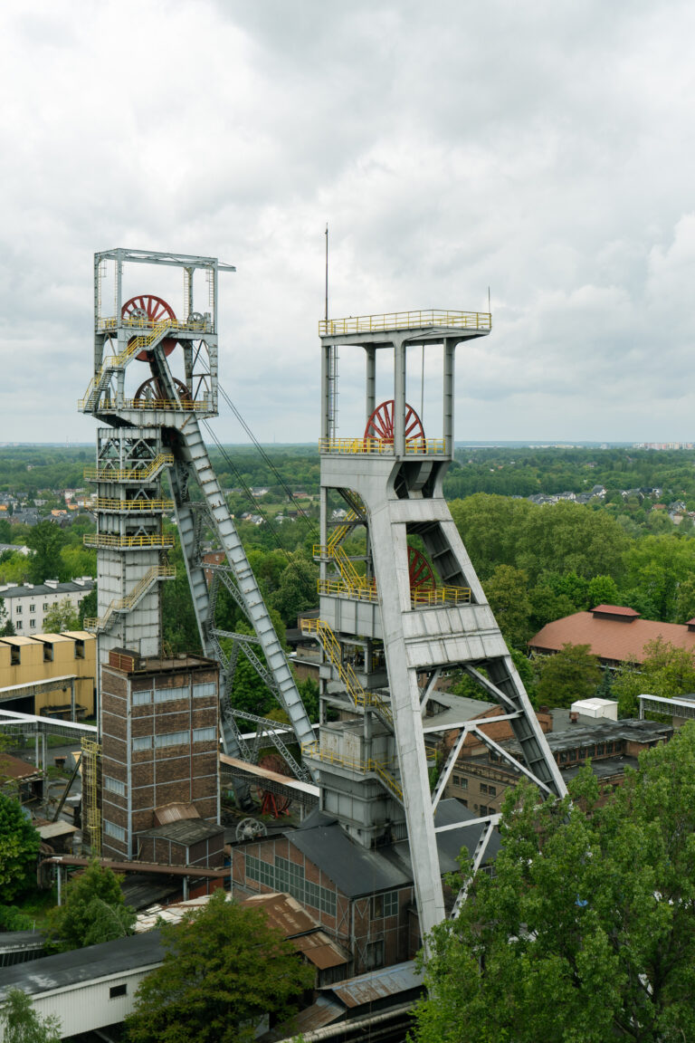 Widok na wieże szybowe szybów I oraz II kopalni Bielszowice. W tle widać panoramę Zabrza.
